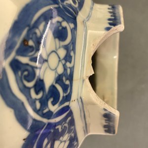 Two Chinese blue and white vases with floral design, Transitional period — 照片 14
