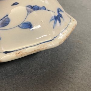 Two Chinese blue and white vases with floral design, Transitional period — 照片 18