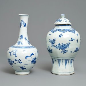 Two Chinese blue and white vases with floral design, Transitional period — 照片 7
