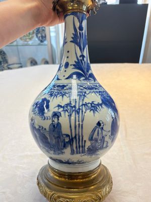 Two Chinese blue and white 'Wen Wang Fang Xian 文王訪賢' and 'Zhu Lin Qi Xian 竹林七賢' vases mounted as lamps, Transitional period — photo 12