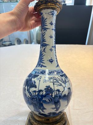 Two Chinese blue and white 'Wen Wang Fang Xian 文王訪賢' and 'Zhu Lin Qi Xian 竹林七賢' vases mounted as lamps, Transitional period — photo 2