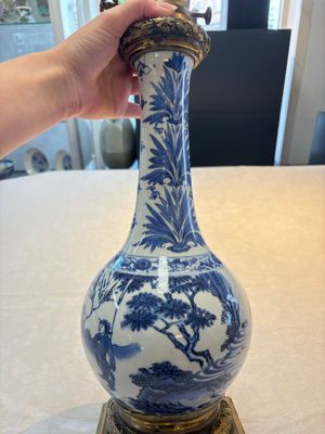 Two Chinese blue and white 'Wen Wang Fang Xian 文王訪賢' and 'Zhu Lin Qi Xian 竹林七賢' vases mounted as lamps, Transitional period — photo 3