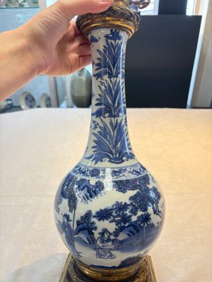Two Chinese blue and white 'Wen Wang Fang Xian 文王訪賢' and 'Zhu Lin Qi Xian 竹林七賢' vases mounted as lamps, Transitional period — photo 5