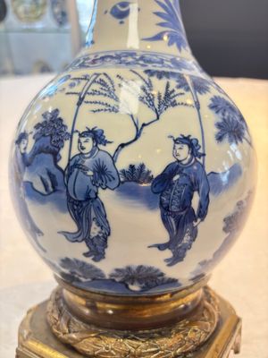 Two Chinese blue and white 'Wen Wang Fang Xian 文王訪賢' and 'Zhu Lin Qi Xian 竹林七賢' vases mounted as lamps, Transitional period — photo 8