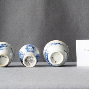 Two Chinese blue and white wine cups and a stem cup, Transitional period — photo 11