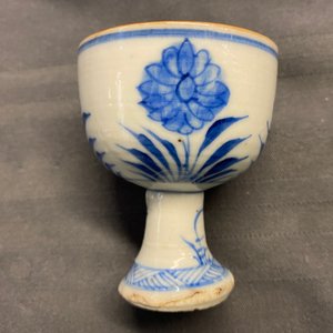 Two Chinese blue and white wine cups and a stem cup, Transitional period — photo 12