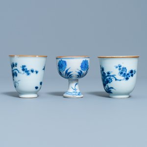 Two Chinese blue and white wine cups and a stem cup, Transitional period — photo 3