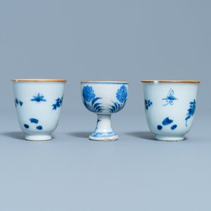 Two Chinese blue and white wine cups and a stem cup, Transitional period — photo 4