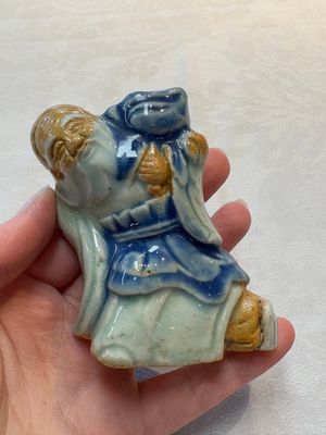 Two Chinese blue, white and celadon biscuit 'Shoulao' and 'Zhongli Quan' water droppers, Qianlong — foto 1