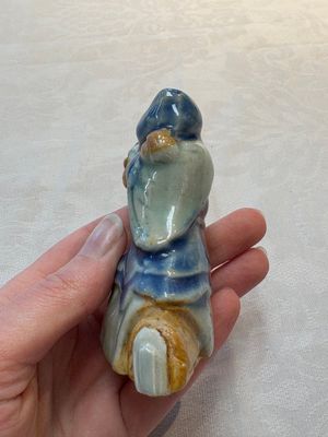 Two Chinese blue, white and celadon biscuit 'Shoulao' and 'Zhongli Quan' water droppers, Qianlong — foto 2