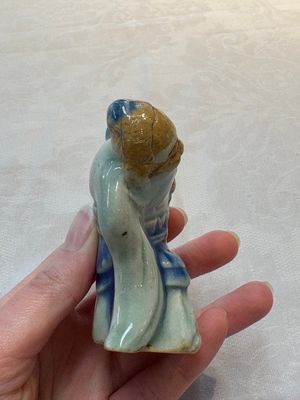 Two Chinese blue, white and celadon biscuit 'Shoulao' and 'Zhongli Quan' water droppers, Qianlong — foto 4