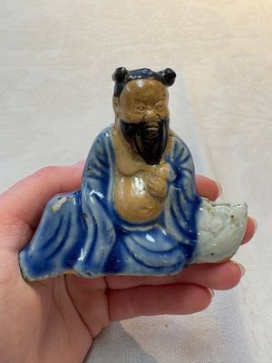 Two Chinese blue, white and celadon biscuit 'Shoulao' and 'Zhongli Quan' water droppers, Qianlong — foto 7