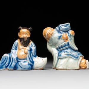 Two Chinese blue, white and celadon biscuit 'Shoulao' and 'Zhongli Quan' water droppers, Qianlong — foto 2
