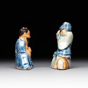 Two Chinese blue, white and celadon biscuit 'Shoulao' and 'Zhongli Quan' water droppers, Qianlong — foto 3