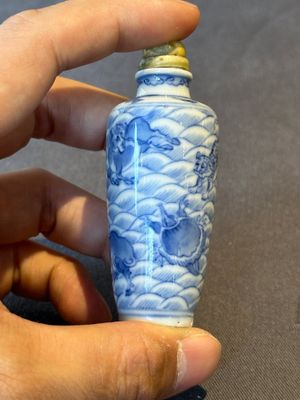 Two Chinese blue, white and copper-red 'Mythical Animals' snuff bottles, Qianlong mark and of the period — photo 11
