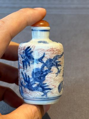 Two Chinese blue, white and copper-red 'Mythical Animals' snuff bottles, Qianlong mark and of the period — photo 2