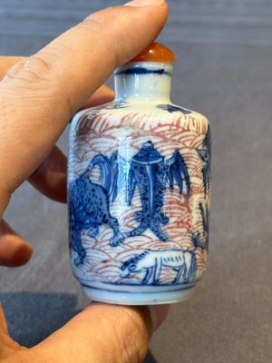 Two Chinese blue, white and copper-red 'Mythical Animals' snuff bottles, Qianlong mark and of the period — photo 3