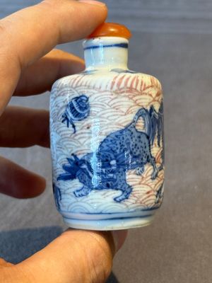 Two Chinese blue, white and copper-red 'Mythical Animals' snuff bottles, Qianlong mark and of the period — photo 4