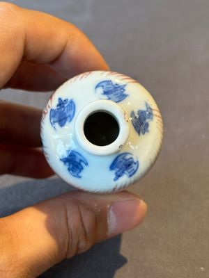 Two Chinese blue, white and copper-red 'Mythical Animals' snuff bottles, Qianlong mark and of the period — photo 6