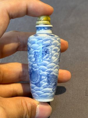 Two Chinese blue, white and copper-red 'Mythical Animals' snuff bottles, Qianlong mark and of the period — photo 10