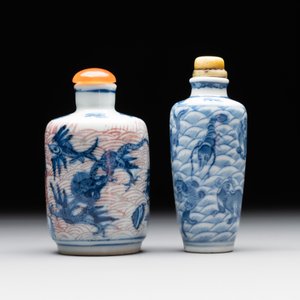 Two Chinese blue, white and copper-red 'Mythical Animals' snuff bottles, Qianlong mark and of the period — photo 3