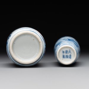 Two Chinese blue, white and copper-red 'Mythical Animals' snuff bottles, Qianlong mark and of the period — photo 6