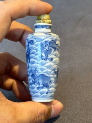 Two Chinese blue, white and copper-red 'mythical animals' snuff bottles, Qianlong mark and of the period — photo 12