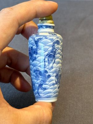 Two Chinese blue, white and copper-red 'mythical animals' snuff bottles, Qianlong mark and of the period — photo 13