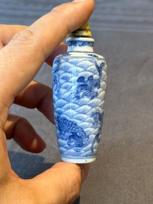 Two Chinese blue, white and copper-red 'mythical animals' snuff bottles, Qianlong mark and of the period — photo 14
