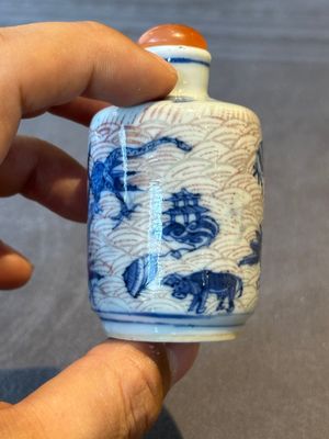 Two Chinese blue, white and copper-red 'mythical animals' snuff bottles, Qianlong mark and of the period — photo 5