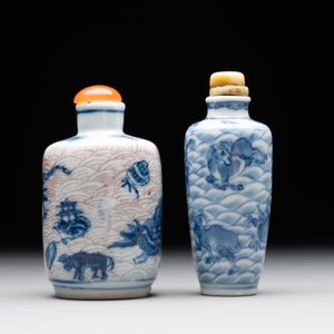 Two Chinese blue, white and copper-red 'mythical animals' snuff bottles, Qianlong mark and of the period — photo 4