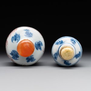 Two Chinese blue, white and copper-red 'mythical animals' snuff bottles, Qianlong mark and of the period — photo 5