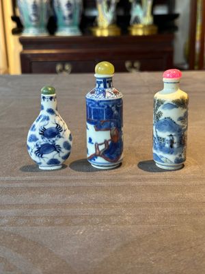 Two Chinese blue, white and copper-red snuff bottles and a blue and white 'crab' snuff bottle, Chenghua and Qianlong mark, 19th C. — photo 1
