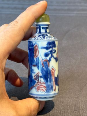 Two Chinese blue, white and copper-red snuff bottles and a blue and white 'crab' snuff bottle, Chenghua and Qianlong mark, 19th C. — photo 11