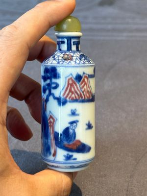 Two Chinese blue, white and copper-red snuff bottles and a blue and white 'crab' snuff bottle, Chenghua and Qianlong mark, 19th C. — photo 12