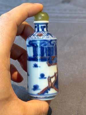 Two Chinese blue, white and copper-red snuff bottles and a blue and white 'crab' snuff bottle, Chenghua and Qianlong mark, 19th C. — photo 13