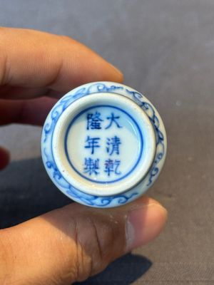 Two Chinese blue, white and copper-red snuff bottles and a blue and white 'crab' snuff bottle, Chenghua and Qianlong mark, 19th C. — photo 17