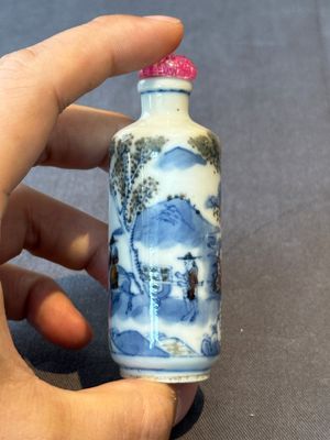 Two Chinese blue, white and copper-red snuff bottles and a blue and white 'crab' snuff bottle, Chenghua and Qianlong mark, 19th C. — photo 18