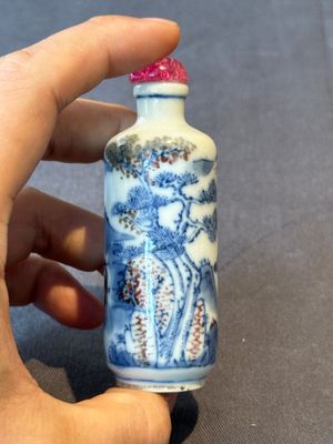 Two Chinese blue, white and copper-red snuff bottles and a blue and white 'crab' snuff bottle, Chenghua and Qianlong mark, 19th C. — photo 19