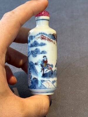 Two Chinese blue, white and copper-red snuff bottles and a blue and white 'crab' snuff bottle, Chenghua and Qianlong mark, 19th C. — photo 20