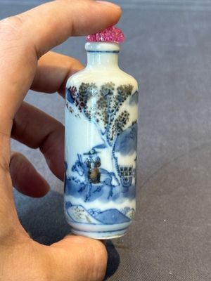 Two Chinese blue, white and copper-red snuff bottles and a blue and white 'crab' snuff bottle, Chenghua and Qianlong mark, 19th C. — photo 21