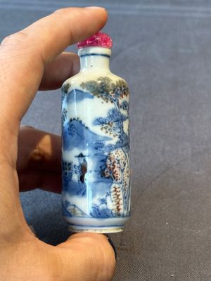 Two Chinese blue, white and copper-red snuff bottles and a blue and white 'crab' snuff bottle, Chenghua and Qianlong mark, 19th C. — photo 22