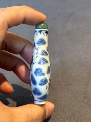 Two Chinese blue, white and copper-red snuff bottles and a blue and white 'crab' snuff bottle, Chenghua and Qianlong mark, 19th C. — photo 3