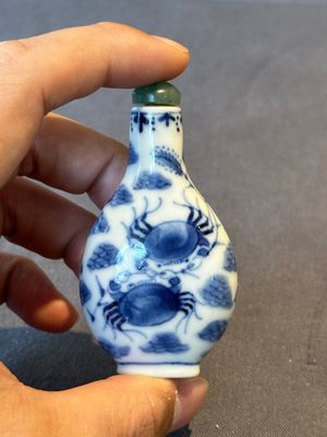 Two Chinese blue, white and copper-red snuff bottles and a blue and white 'crab' snuff bottle, Chenghua and Qianlong mark, 19th C. — photo 4