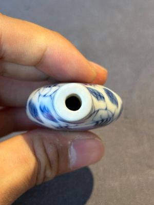 Two Chinese blue, white and copper-red snuff bottles and a blue and white 'crab' snuff bottle, Chenghua and Qianlong mark, 19th C. — photo 6