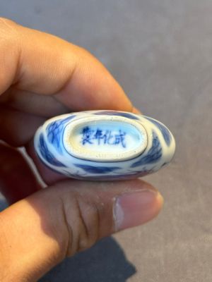 Two Chinese blue, white and copper-red snuff bottles and a blue and white 'crab' snuff bottle, Chenghua and Qianlong mark, 19th C. — photo 7