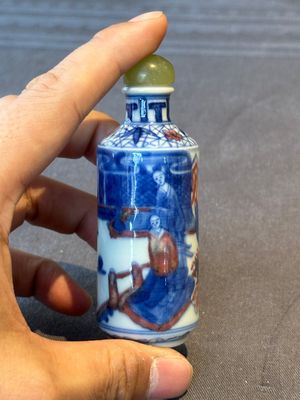 Two Chinese blue, white and copper-red snuff bottles and a blue and white 'crab' snuff bottle, Chenghua and Qianlong mark, 19th C. — photo 10