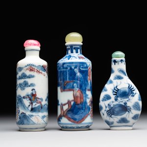 Two Chinese blue, white and copper-red snuff bottles and a blue and white 'crab' snuff bottle, Chenghua and Qianlong mark, 19th C. — photo 1
