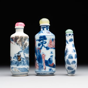 Two Chinese blue, white and copper-red snuff bottles and a blue and white 'crab' snuff bottle, Chenghua and Qianlong mark, 19th C. — photo 2