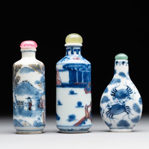 Two Chinese blue, white and copper-red snuff bottles and a blue and white 'crab' snuff bottle, Chenghua and Qianlong mark, 19th C. — photo 3